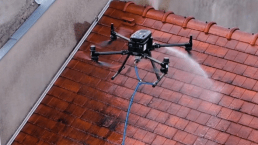 DJI Matrice 350 RTK en opération de nettoyage de toiture par drone avec traitement antimousse professionnel en Ile-de-France