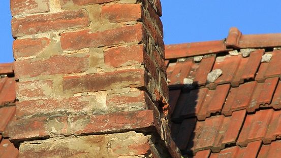 inspection de toiture par drone avec focus sur cheminée de toiture