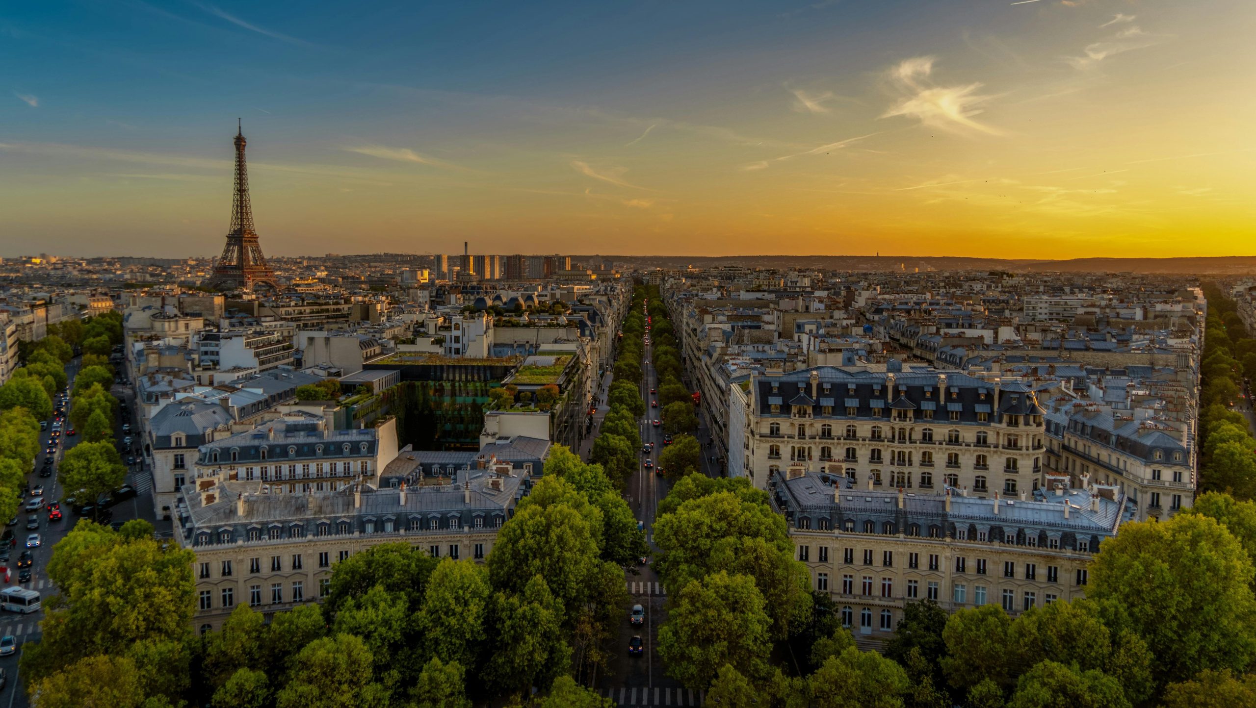 Liberty Drone 4 Panorama urbain de Paris au crépuscule, vue sur la Dame de Fer (Tour Eiffel) et les monuments parisiens au loin