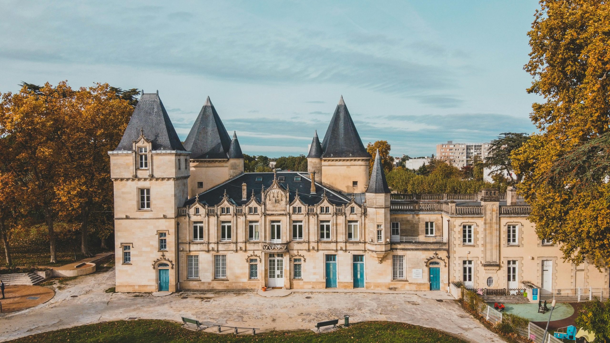 photos immobilières de prestige d'un  château historique à Bordeaux en France entouré d'arbres d'automne
