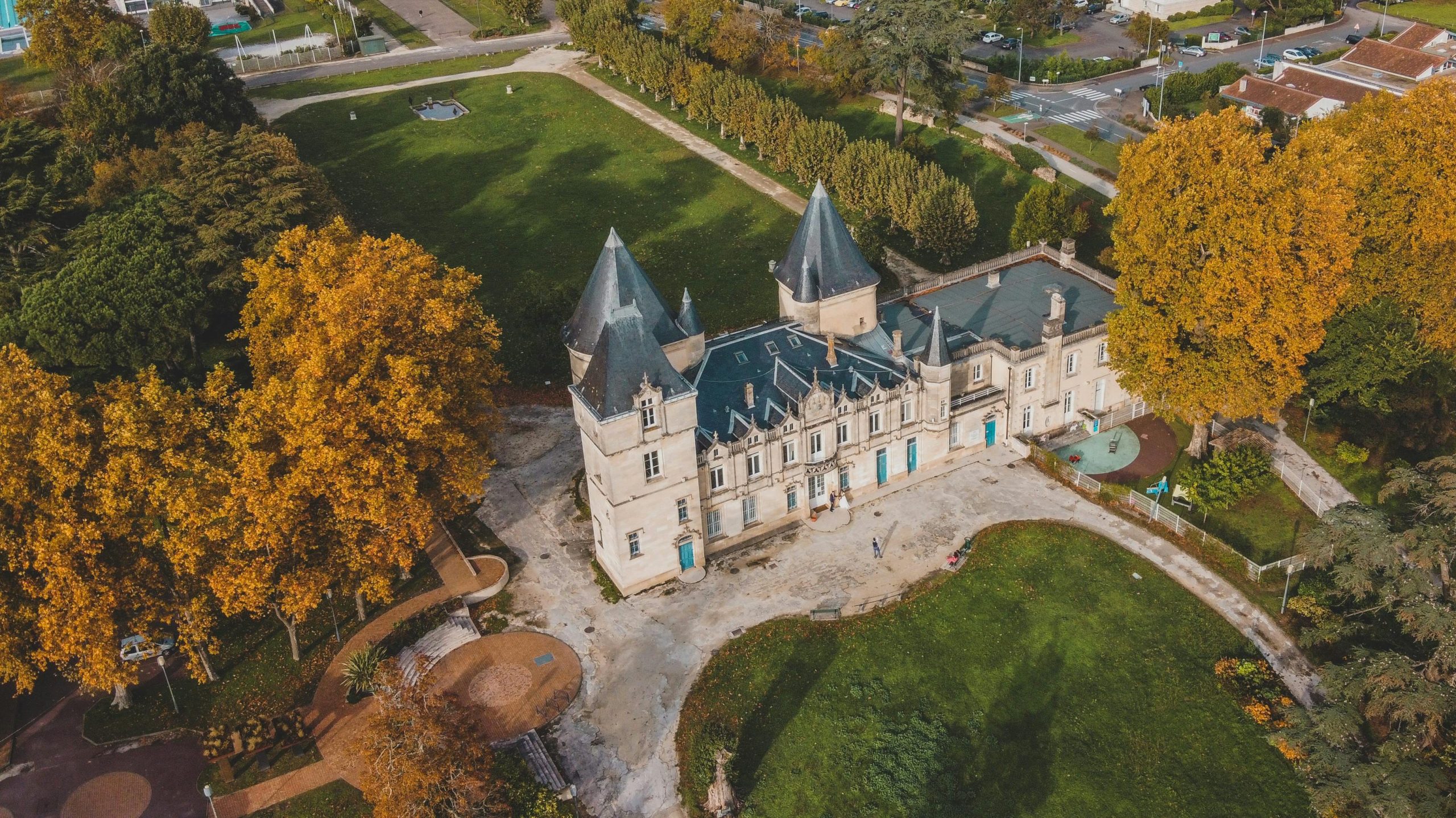 photos immobilières de prestige d'un château historique à Bordeaux en France entouré d'arbres d'automne