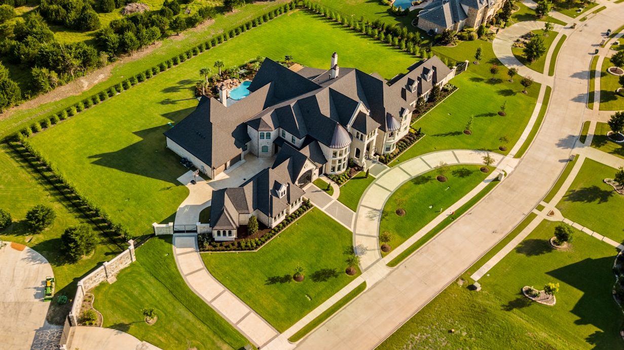 Photos immobilières de prestige d'une villa avec piscine et d'un jardin