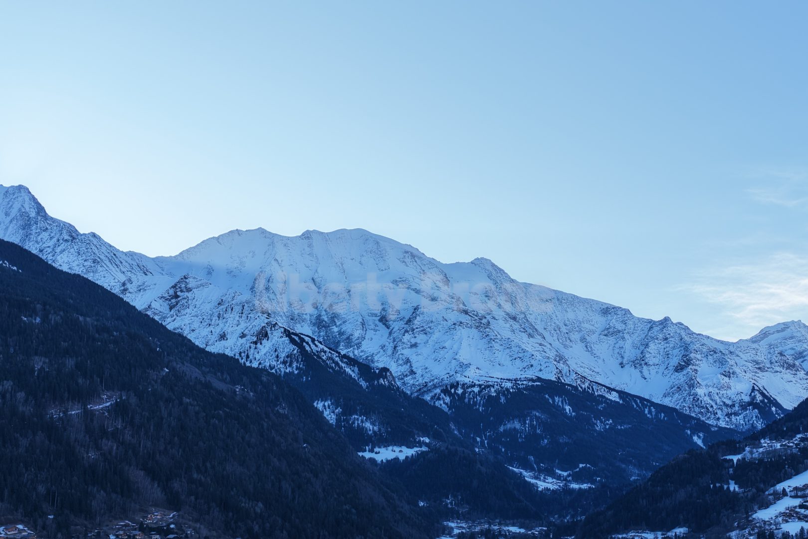 Prise de vue 1 Photographie par drone des Alpes françaises montrant le massif du Mont-Blanc et les reliefs montagneux entourant Saint-Gervais et Chamonix.