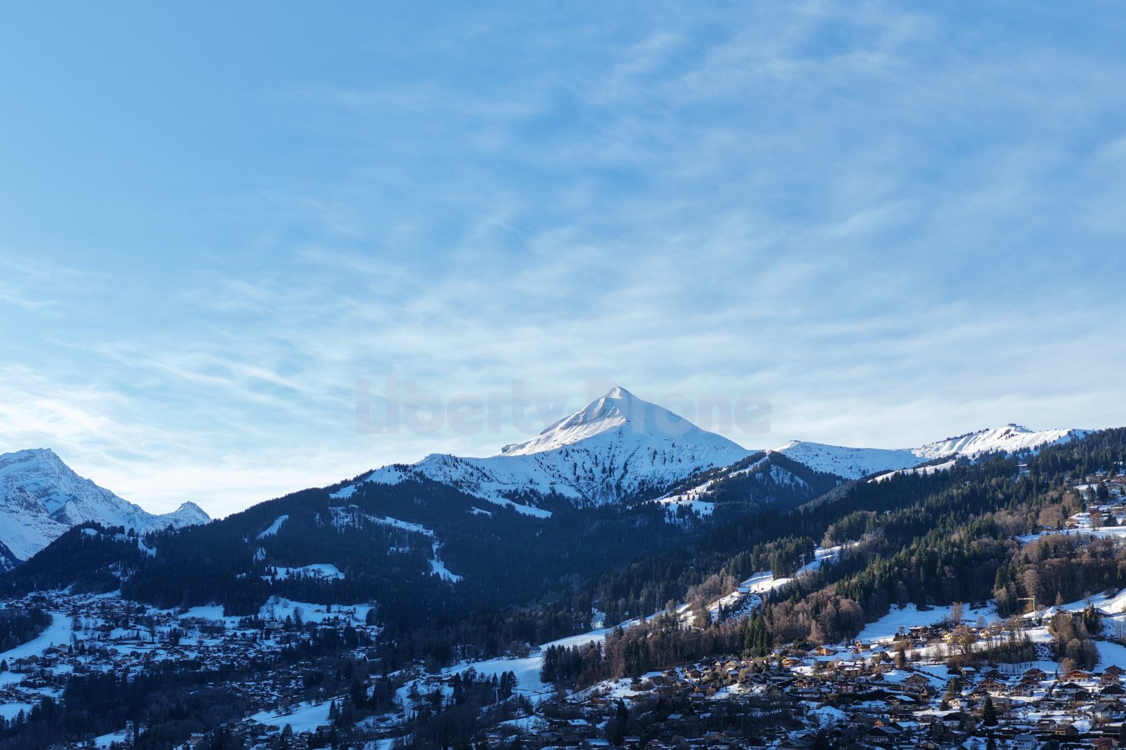 Prise de vue 2 Photographie par drone des Alpes françaises montrant le massif du Mont-Blanc et les reliefs montagneux entourant Saint-Gervais et Chamonix.
