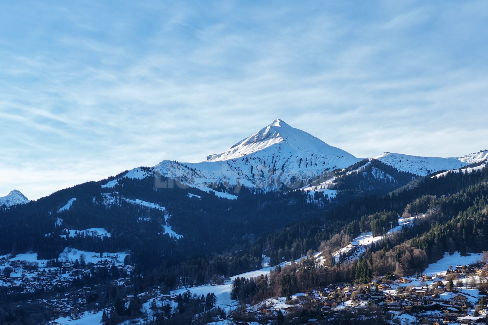 Prise de vue 3 Photographie par drone des Alpes françaises montrant le massif du Mont-Blanc et les reliefs montagneux entourant Saint-Gervais et Chamonix.
