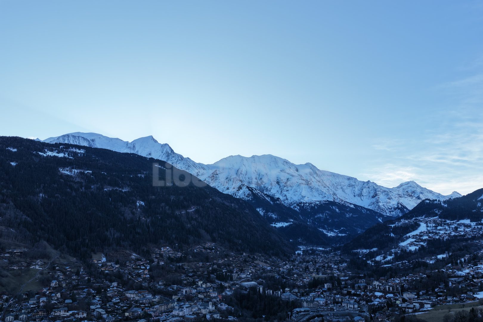 Liberty Drone 7 Photographie par drone des Alpes françaises montrant le massif du Mont-Blanc et les reliefs montagneux entourant Saint-Gervais et Chamonix.