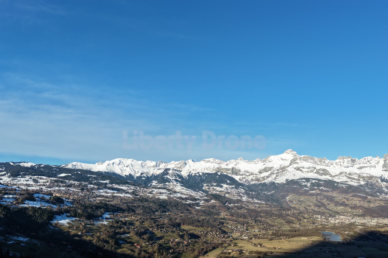 Prise de vue 6 Photographie par drone des Alpes françaises montrant le massif du Mont-Blanc et les reliefs montagneux entourant Saint-Gervais et Chamonix.