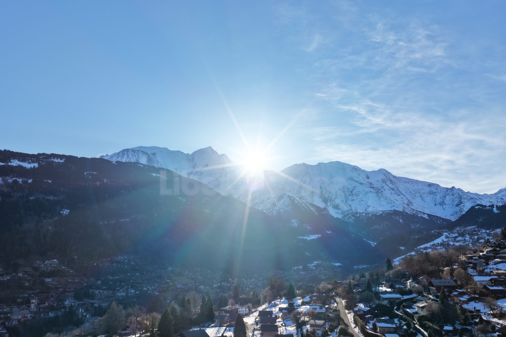 Prise de vue 7 Photographie par drone des Alpes françaises montrant le massif du Mont-Blanc et les reliefs montagneux entourant Saint-Gervais et Chamonix.