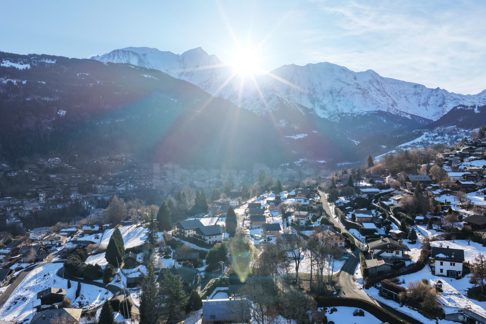 Liberty Drone 9 Photographie par drone des Alpes françaises montrant le massif du Mont-Blanc et les reliefs montagneux entourant Saint-Gervais et Chamonix.
