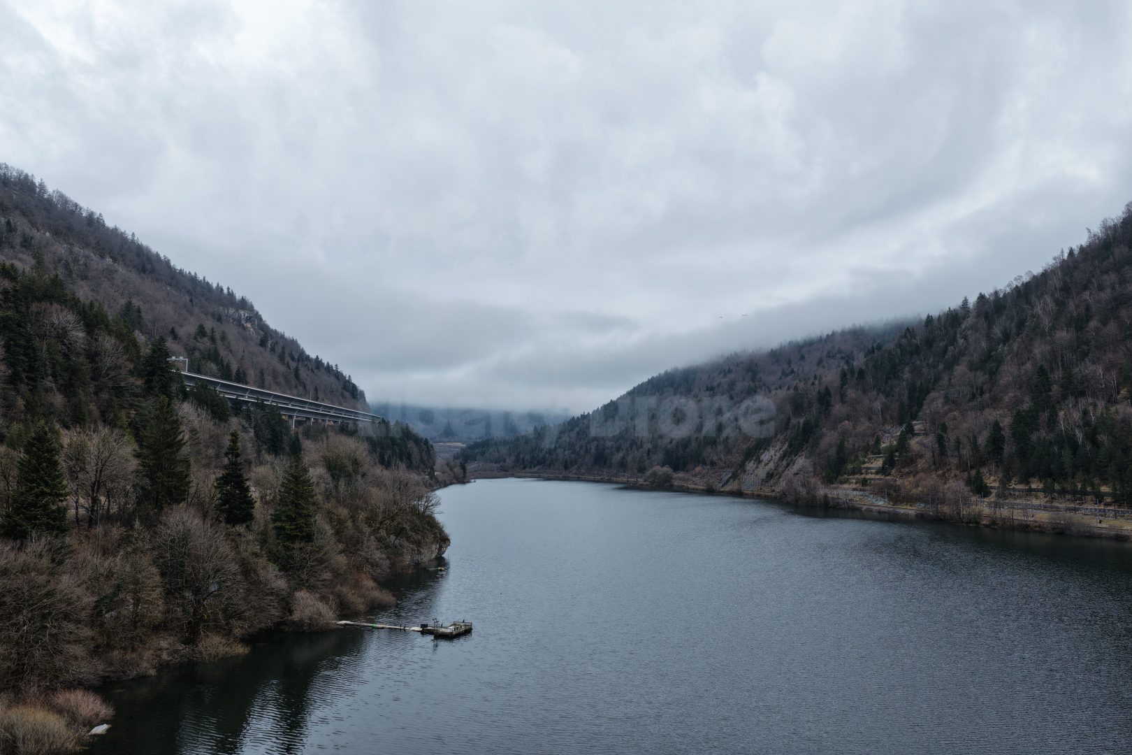 Prise de vue 9 Vue panoramique des eaux émeraude du Lac de Sylans bordé par les falaises du Jura, situé dans l'Ain sur la route vers la frontière suisse.