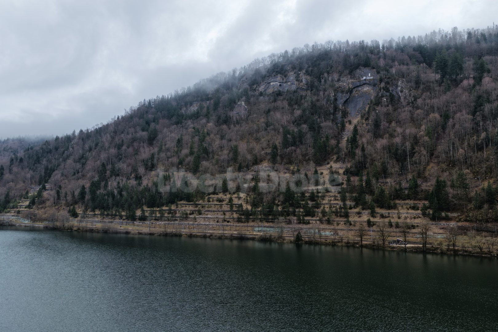 Prise de vue 10 Vue panoramique des eaux émeraude du Lac de Sylans bordé par les falaises du Jura, situé dans l'Ain sur la route vers la frontière suisse.