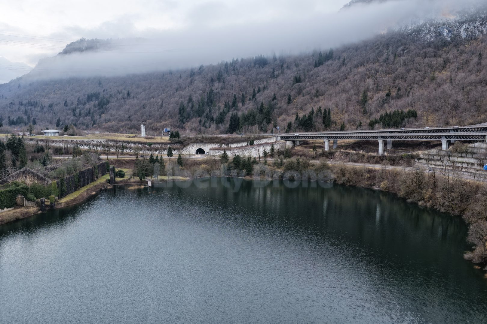 Prise de vue 12 Vue panoramique des eaux émeraude du Lac de Sylans bordé par les falaises du Jura, situé dans l'Ain sur la route vers la frontière suisse.