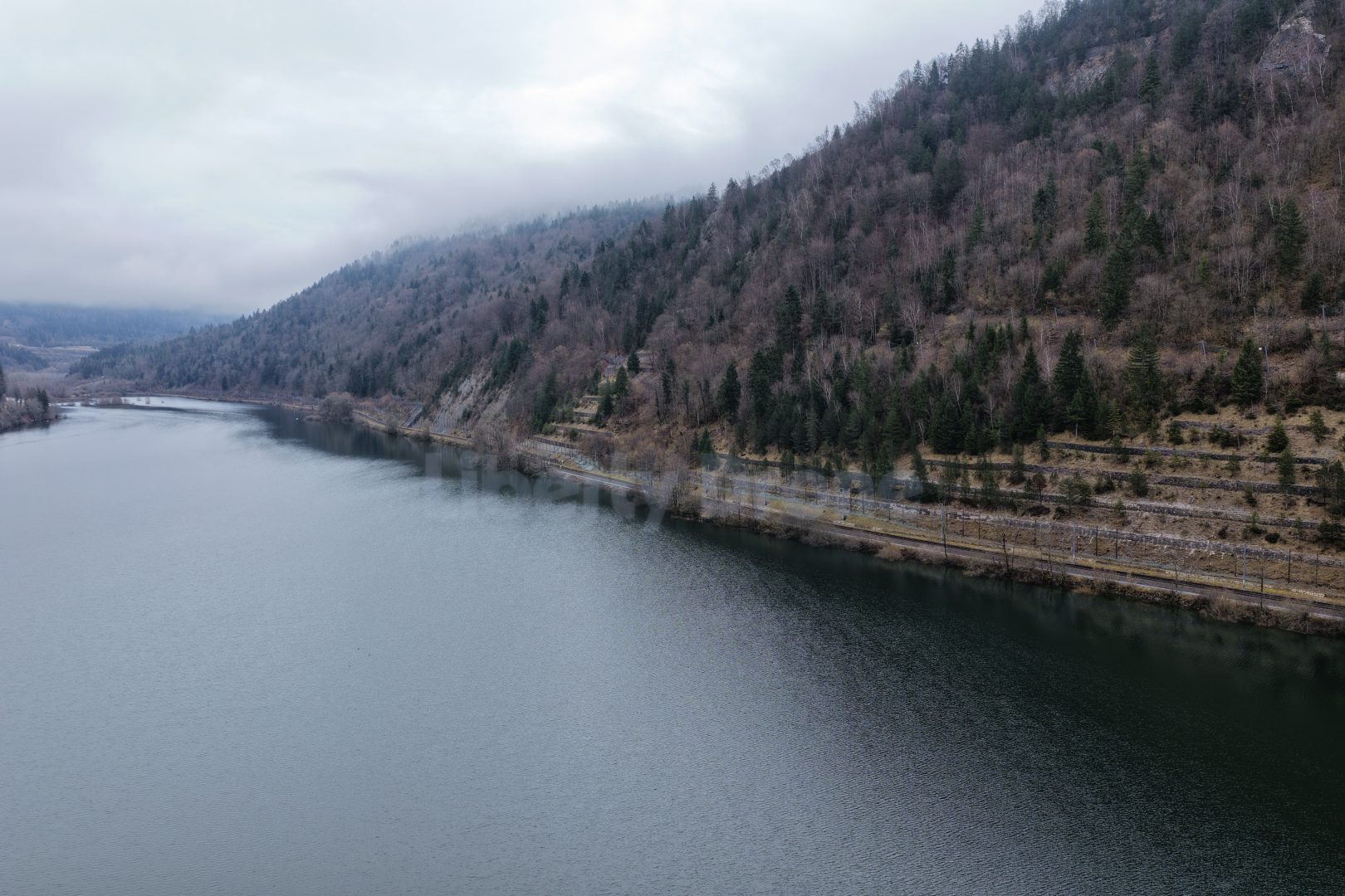 Prise de vue 13 Vue panoramique des eaux émeraude du Lac de Sylans bordé par les falaises du Jura, situé dans l'Ain sur la route vers la frontière suisse.