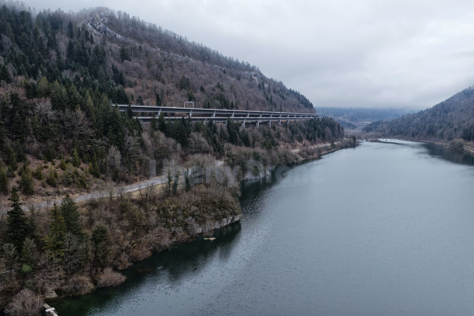 Prise de vue 14 Vue panoramique des eaux émeraude du Lac de Sylans bordé par les falaises du Jura, situé dans l'Ain sur la route vers la frontière suisse.