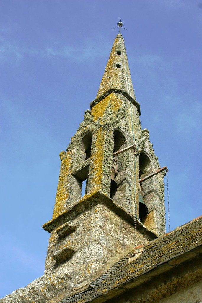 Eglise comportant de la mousse et nécessitant un nettoyage de monument
