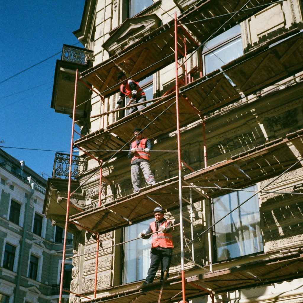 Nettoyage de toiture par drone vs échafaudage