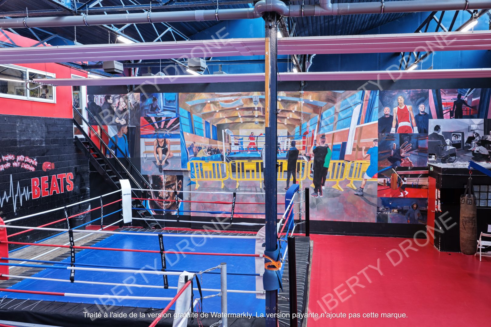 Prise de vue 17 Salle de boxe Boxing Beats avec ring central et fresques murales artistiques
