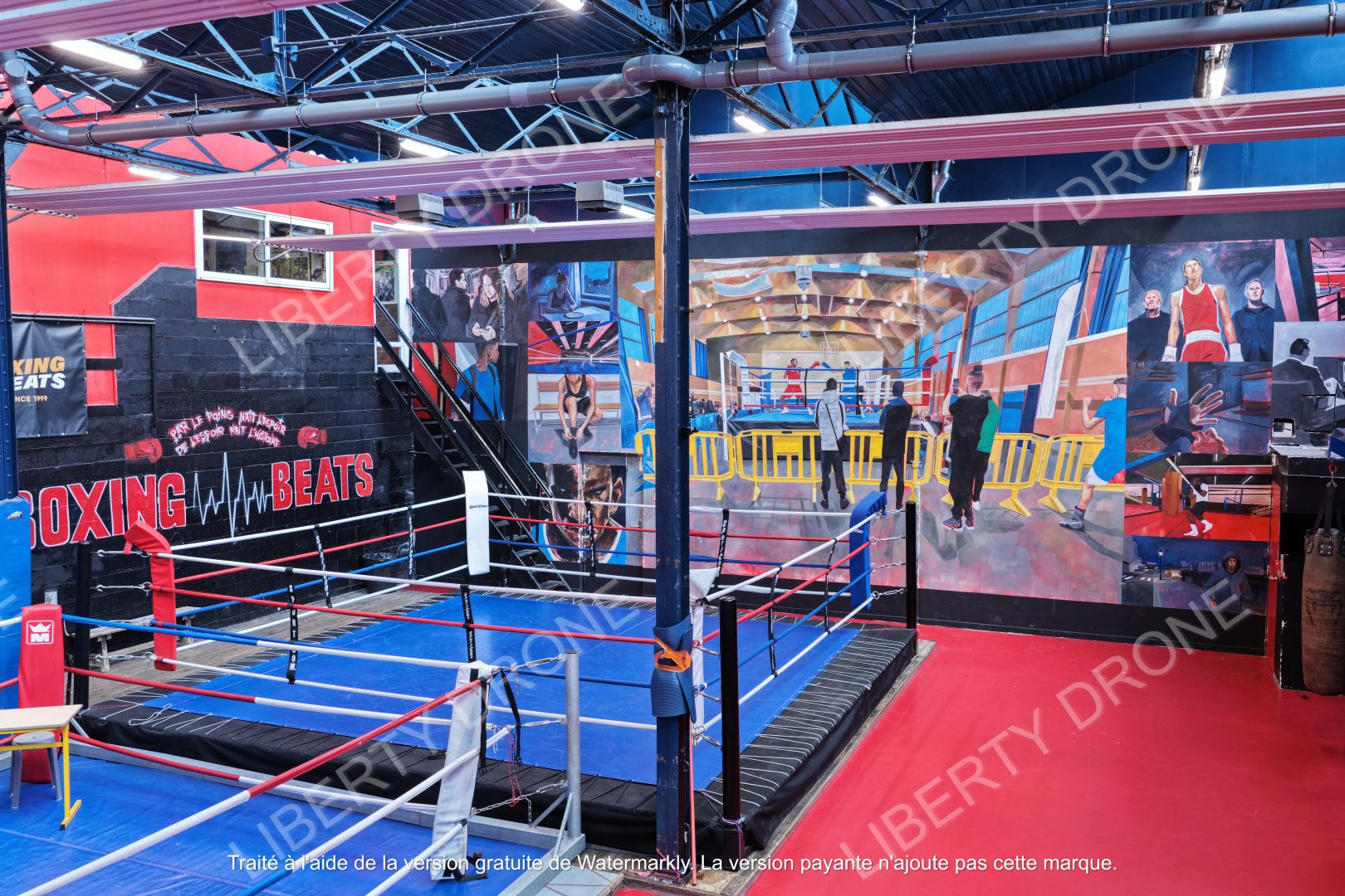 Prise de vue 15 Salle de boxe Boxing Beats avec ring central et fresques murales artistiques