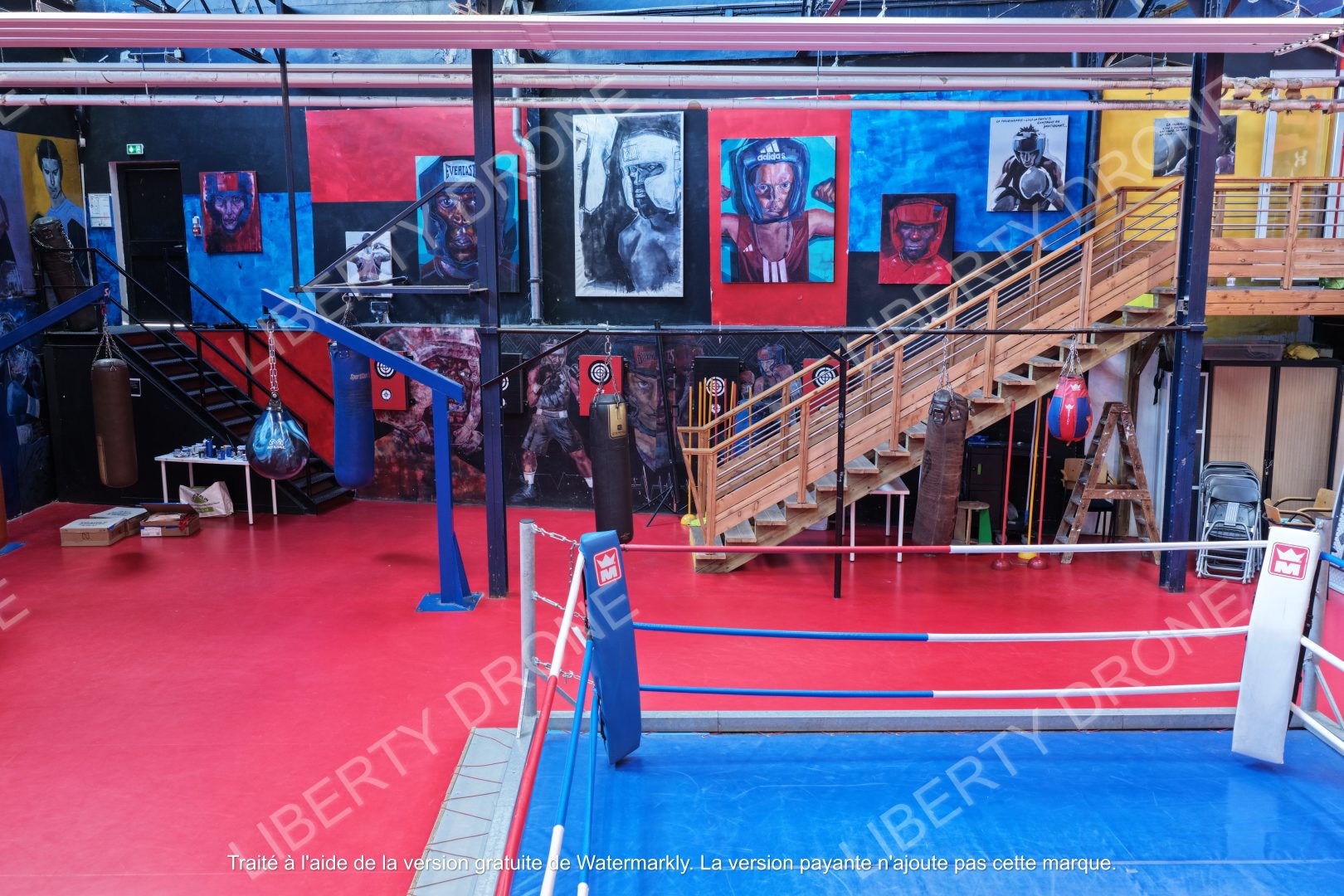 Prise de vue 18 Salle de boxe Boxing Beats avec ring central et fresques murales artistiques