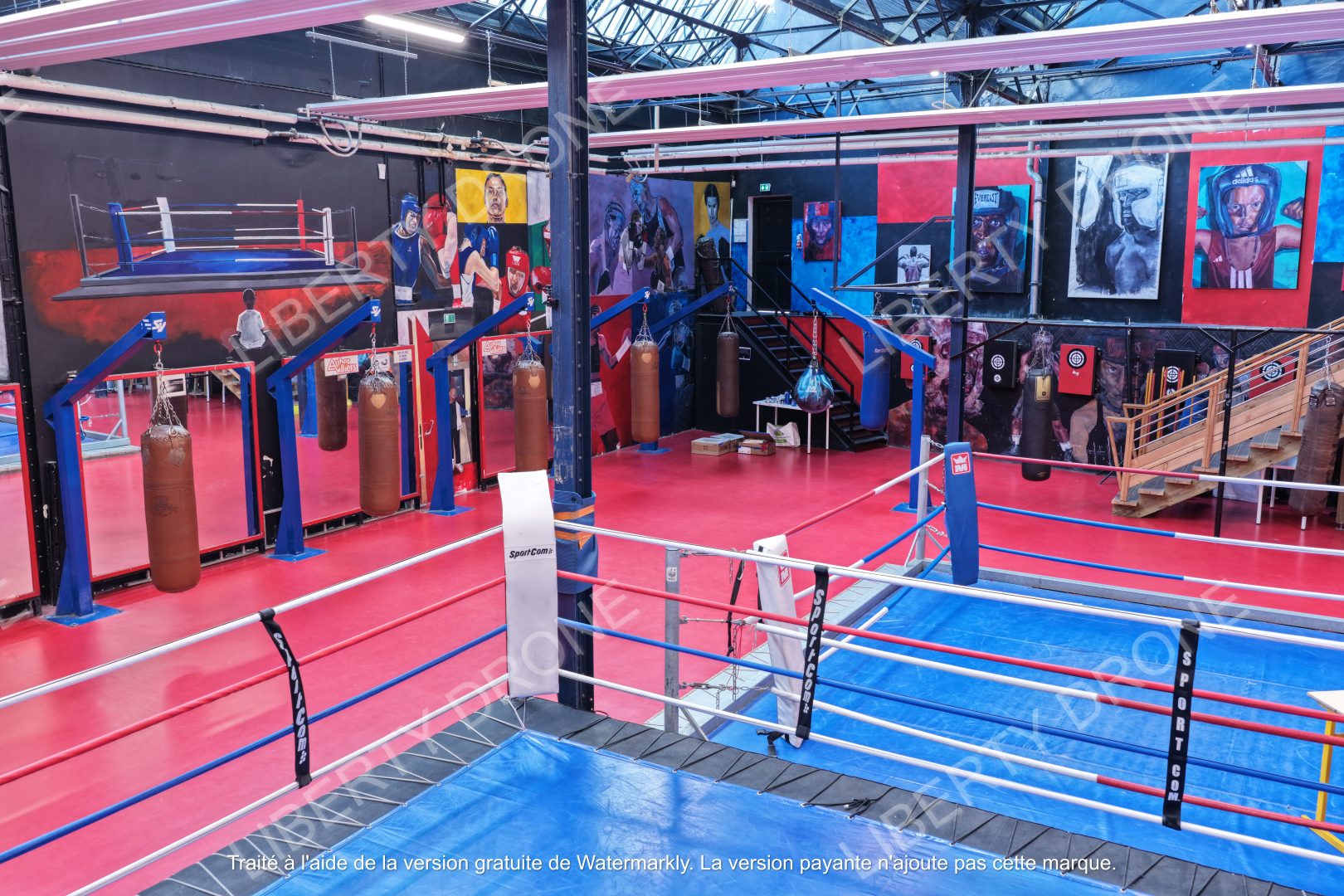 Prise de vue 20 Salle de boxe Boxing Beats avec ring central et fresques murales artistiques