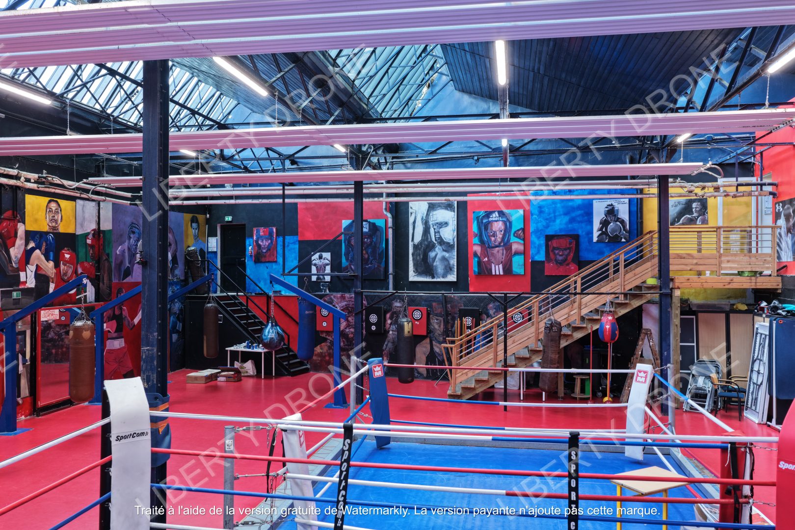 Prise de vue 16 Salle de boxe Boxing Beats avec ring central et fresques murales artistiques