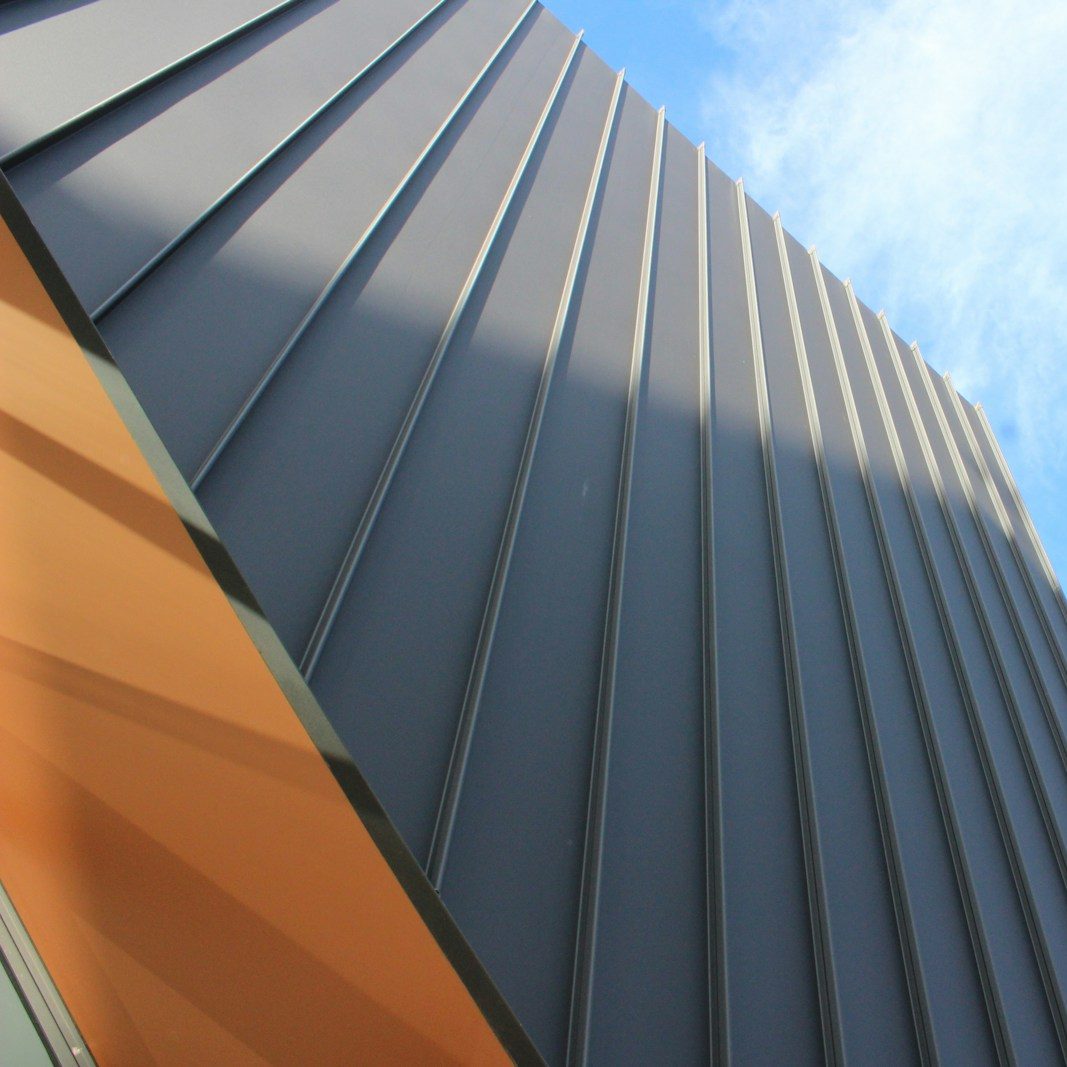 Nettoyage par drone de bardage d'une entreprise