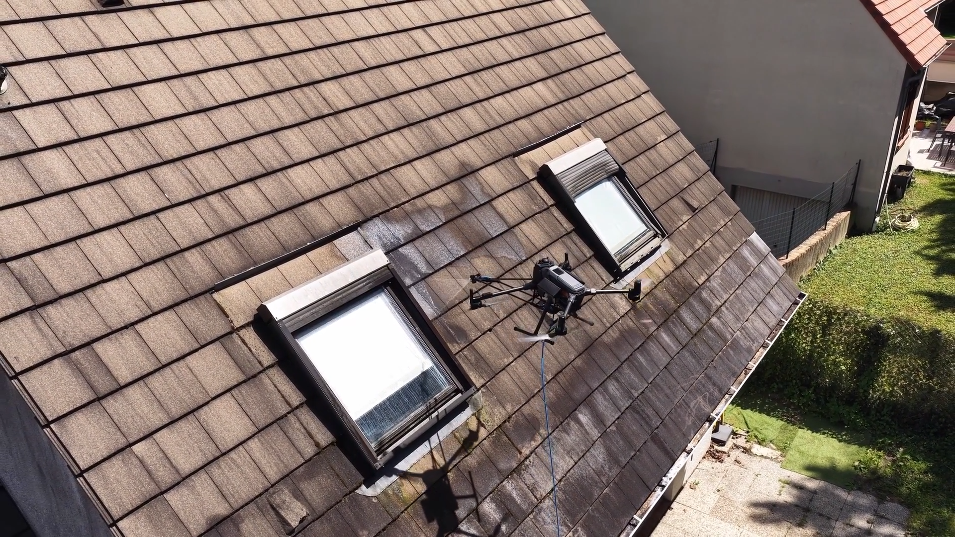 nettoyage par drone de toiture : élimination des mousses et traces de pollution sur tuiles.