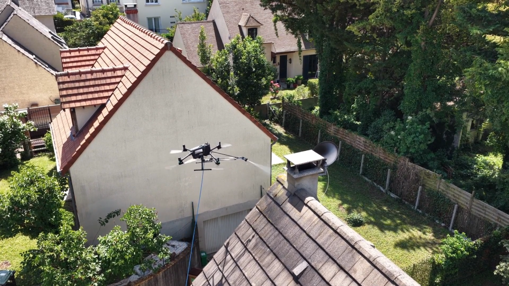 Liberty Drone 2 Drone DJI Matrice 350 RTK en opération de pulvérisation de toiture pour traitement antimousse professionnel en Ile-de-France